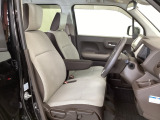 【前席】充分な広さを確保した、快適な前席!インテリアカラーも落ち着いたお色です♪センターアームレストも付いて、リラックスした姿勢で運転していただけます♪