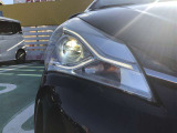 【LEDヘッドライト】 悪天候や夜間走行時も良好な視界を確保し、安心して運転できるLEDヘッドライトを装備!点灯速度が速く、消費電力も抑えられます。