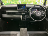 運転席まわりは各部が見渡しやすく、前方の視界も広がる設計です。シートに腰掛けた際の落ち着いた空間に加え、助手席側との距離感にもゆとりがあり、毎日の移動を快適に過ごせます。