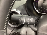 レバーをAUTOの位置にしているとき、レインセンサーが雨を感知すると、雨量に応じてワイパーが自動で作動してくれるオートワイパーを装備!設定変更で非作動にすると、間欠作動に固定されます。