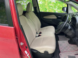 明るい色合いのシートが、運転席と助手席に落ち着いた印象を与えます。前方や側方の視界も確保しやすく、ドアを開けた際の乗り降りや日々の移動も快適に過ごせそうです。