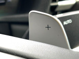 【パドルシフト】ハンドルから手を離さずに素早くシフトアップ&ダウンができるので、エンジンブレーキを使う下り坂や高速道路の合流で加速したい場面で役立ちます。
