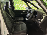 運転席まわりは前方の視界が広く、着座したときも周囲を確認しやすいレイアウト。落ち着いた色合いのシートが並び、毎日の移動も過ごしやすい空間です。