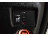 左側電動スライドドアです。ハンドル付近に開閉スイッチがあるので、運転席からも操作が可能です。
