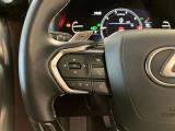 オーディオや運転支援機能などを手元で操作できるステアリングスイッチ。操作時の視線移動が少なく、安全にも貢献します。