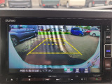 【リヤカメラ・ワイドビュー】後方を広く映し出し、左右からの接近車両や歩行者も確認しやすいビューです。