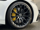 SL63専用AMG21インチブラックアルミホイール・AMGロゴ入りイエローキャリパー