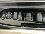 狭い駐車場で便利な電動格納ドアミラーが付いています。