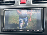 テレビ番組を画面で視聴でき、停車中の待ち時間を過ごす際にも活用できます。画面内の表示からテレビ視聴中であることが分かり、車内で映像を楽しみたい方にうれしい装備です。