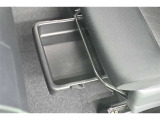 助手席シートアンダートレイ付き。車検証や取扱説明書などをしまっておけます。