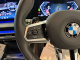 BMWのステアリングはドライバーと車体が一体感に感じれるような操作性を実現しております。また、握りやすさや操作性を向上するためにスイッチ類も配置されております。