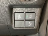 Hondaセンシング用の、VSA(ABS+TCS+横滑り抑制)解除と路外逸脱抑制機能のオンオフスイッチなどはハンドルの右側に装備しています