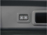 【パワーバックドア】スマートキーや運転席のボタンを押すだけでリアゲートが自動で開閉します。両手に荷物を持っている時や高い位置のバックドアを閉める際に便利な機能です。
