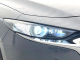 【LEDヘッドライト】悪天候や夜間走行時も良好な視界を確保し安心して運転できる高輝度LEDヘッドライトを装備!点灯速度が早く、消費電力も抑えられています。