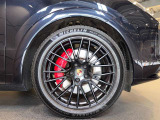フロント:9.5 J x 21 ET 46、タイヤ:285/40 ZR 21 XL