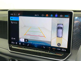 アラウンドビューモニター。バックカメラはもちろん車を上空から見たようなカメラで周囲の様子をモニターできます。
