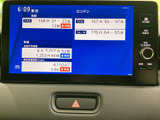 テレビ画面ではニュース情報などを表示でき、停車中のひとときに映像を楽しめます。見やすい大きさの画面で、表示内容を確認しやすく、車内で過ごす時間に便利です。