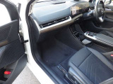 運転される方だけでなく、助手席に乗られる方にも快適に過ごしていただけるよう、ゆったりとした空間になっています。