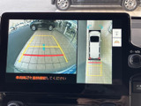 後方の映像に加えて車両周辺の表示も確認でき、駐車時の周囲確認をサポートします。画面の目安線を参考にしながら、車庫入れや狭い場所での取り回しに活用できます。