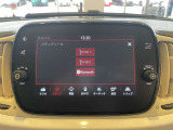 BluetoothやUSB接続にも対応した純正Uconnectを装備しています。