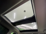 【パノラマルーフ】大型のガラスルーフ搭載で車内の解放感が一気にアップ!開放的なドライブをお楽しみいただけます。