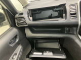 上下に収納があるので、常備しておきたい小物など分けて収納でき、車内をきれいに保てます!