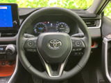 手元に複数のスイッチが配置され、運転姿勢を保ちながら各種機能を扱いやすい設計です。メーターや前方を確認しながら操作でき、日々の運転を支えます。