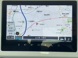 現在地や周辺の道路、施設を画面上で確認でき、目的地までの道順を把握する際に便利です。地図を見ながらルートを確認できるため、初めて訪れる場所へのお出かけも安心して計画できます。