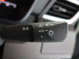 車外の明るさに応じて、自動的にライトの点灯・消灯をしてくれます