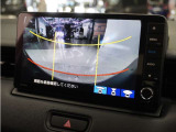 【フロントブラインドビュー】車両前方に搭載したカメラは、車両前方が約180度見渡せる降格映像で表示!
