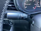 レバーをAUTOの位置にしているとき、レインセンサーが雨を感知すると、雨量に応じてワイパーが自動で作動してくれるオートワイパーを装備!設定変更で非作動にすると、間欠作動に固定されます。