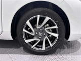 アルミホイールを装備、タイヤサイズは195/55R16です。