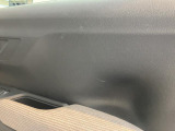 運転席内張に傷があります。