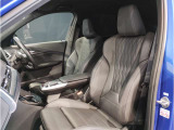 【助手席シート】運転席シート同様長時間乗車・スポーツドライビングでも疲れにくい形状にセッティングされたシートを装備しております。
