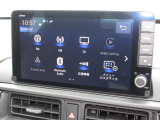 ナビゲーションは純正9インチメモリーナビ(LXM-242ZFNi)を装着しております。AM、FM、Bluetooth、フルセグTVがご使用いただけます。初めて訪れた場所でも安心ですね!