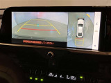 【パノラミックビュー&バックビュー】駐車時の安全確認をする為に車両上方からの映像と後方カメラからのを同時に表示しバックガイドも付いているのでバックの苦手な方でも安心して運転出来ますよ。