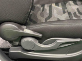 運転手の体格に合わせて運転席の座面の高さ調整ができるシートリフターが付いてます