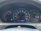 速度やエンジン回転数、燃料残量などをメーターで確認でき、必要な情報が運転席前方にまとまっています。走行前や停車時にも各表示を把握しやすい配置です。