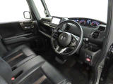 シンプルで使いやすいデザインの運転席です。
