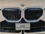 【BMWの伝統】BMWの特徴的な&ldquo;キドニーグリル&rdquo;は、80年以上続く伝統の形でございます。変わらないこだわりのデザインが、プレミアムブランド&ldquo;BMW&rdquo;を創り出します。