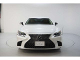 エクステリアは、一目でLEXUSとわかるスピンドルグリルを起点に、人が乗るキャビンの前後を大胆に絞り込んだ菱形のボディと力強く張り出したホイールフレアを融合させ、タイヤの存在を強調しています。