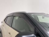 ドアバイザーも付いています。雨の日に少し窓を開けても、雨水が入りにくく、喫煙する方などにも強い味方です。