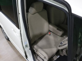 程よい硬さとホールド性が高いシートで長時間運転も快適です。