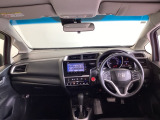 運転席は、大きな座面と包み込むような背もたれがドライバーの身体全体をしっかり支えます。上質なシート素材と座り心地のよいクッションを採用し、長時間の運転やコーナーの多い道も快適です