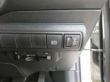 オートマチックハイビーム装備です。先行車や対向車のライトを認識し、ハイビームとロービームを自動で切り替える機能です。夜道の視界を確保します。詳細は販売店スタッフまでおたずねください。