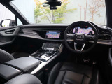 内装はシンプルに使い勝手を考え作られています。お車を運転する感覚をダイレクトに体感して頂けます。室内も広くロングドライブにも快適にお過ごしいただけます。