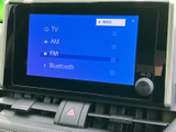画面にはテレビやAM・FM、Bluetoothの選択肢が並び、使いたい音源を見つけやすい表示です。画面下には操作部とハザードスイッチがまとまり、日常の操作にも便利です。