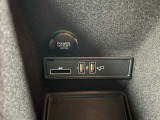スマートフォンや外部機器との連携、急速充電に対応する接続ポート類をスマートに配置。ドライブ中の充電やメディア再生をスムーズに行え、快適で洗練されたデジタル環境を提供します。