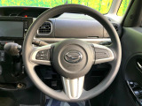 インテリアに合わせたデザインのステアリングは、運転される方のことも考え、運転しやすい形状、大きさです。是非一度、実際に触ってお確かめください。