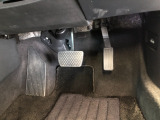 【運転席】アクセル、ブレーキはこのようになっております。